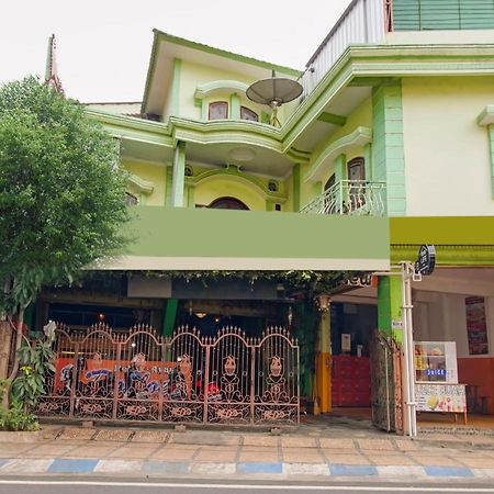 Oyo Life 3103 Opo Homestay & Kost Malang Eksteriør billede