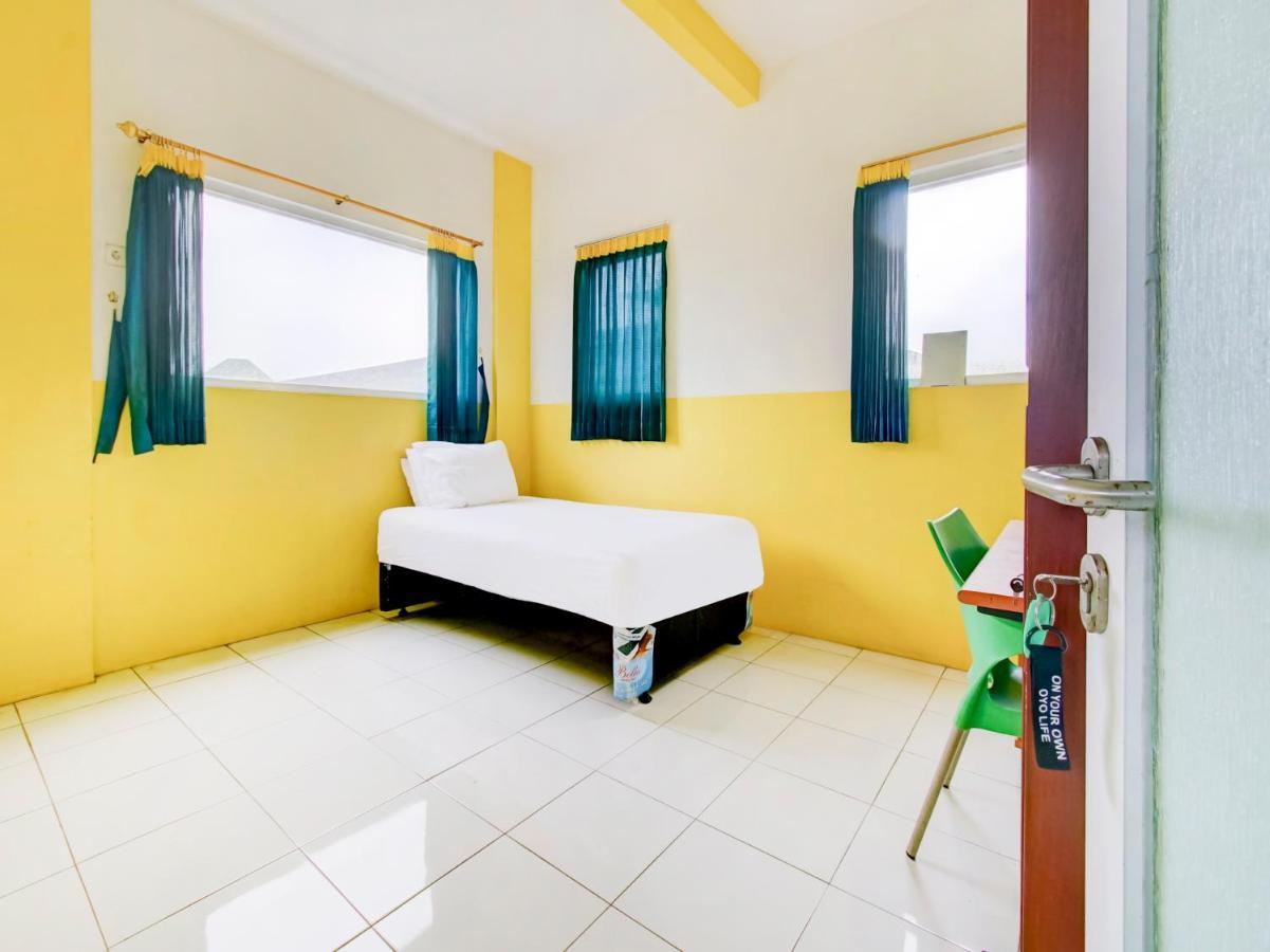 Oyo Life 3103 Opo Homestay & Kost Malang Eksteriør billede