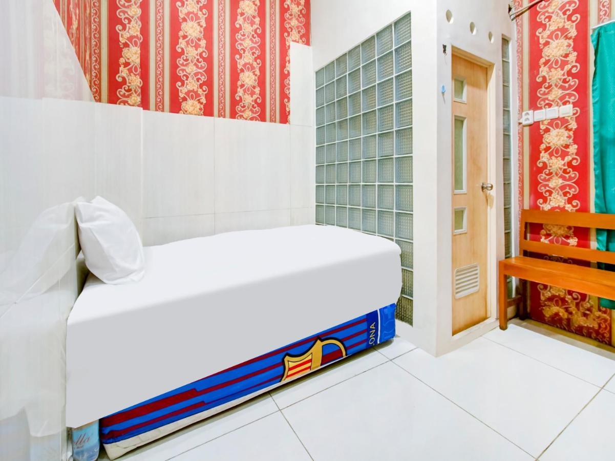 Oyo Life 3103 Opo Homestay & Kost Malang Eksteriør billede
