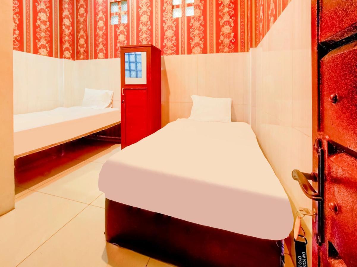 Oyo Life 3103 Opo Homestay & Kost Malang Eksteriør billede