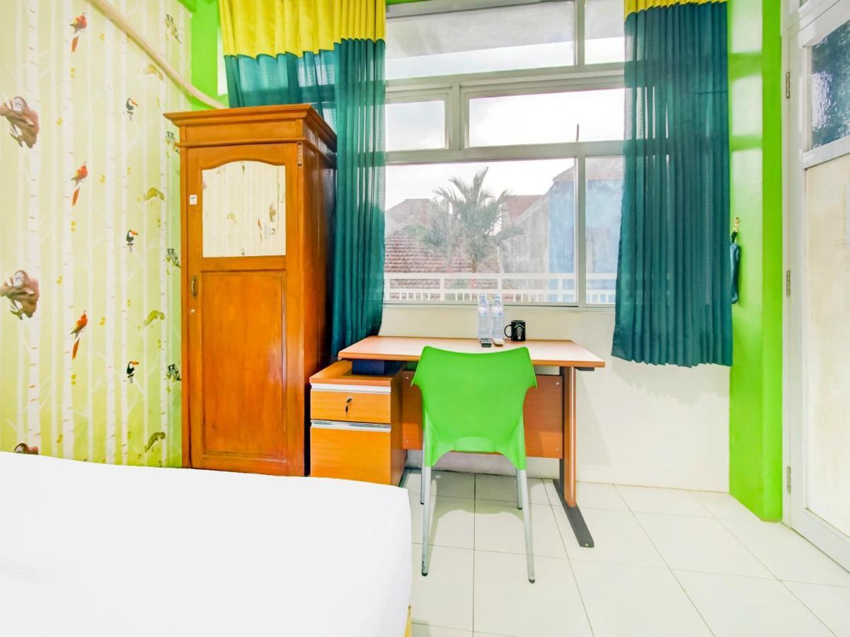 Oyo Life 3103 Opo Homestay & Kost Malang Eksteriør billede